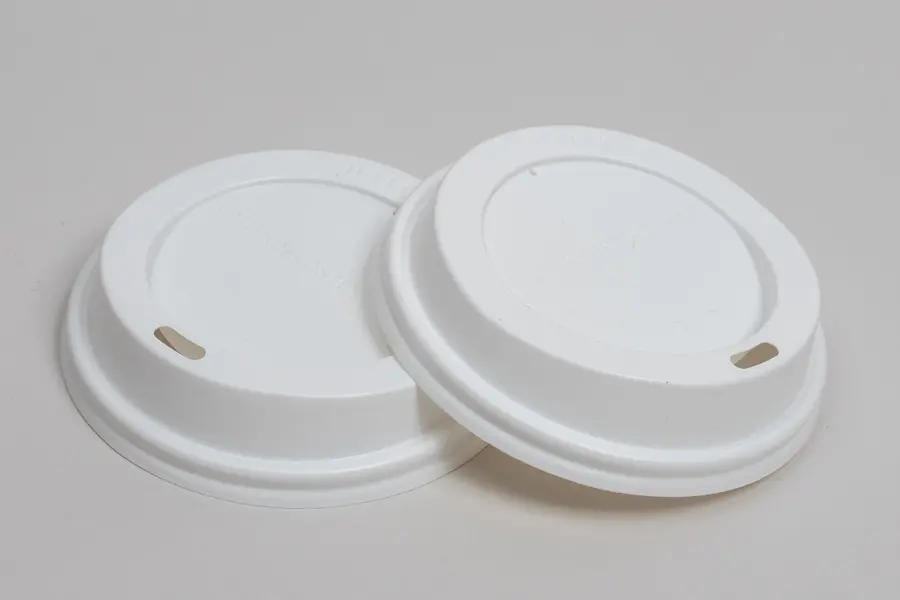 12-20 Ounce, White Plastic Dome Sipper Lids For Ripple Paper Cups