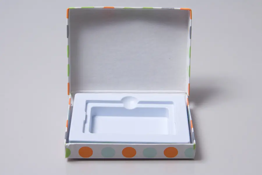 4-5/8L x 3-3/8W x 5/8H, Flip-Boxes Gift Card Boxes - Plastic Insert, Hip Hop Dots