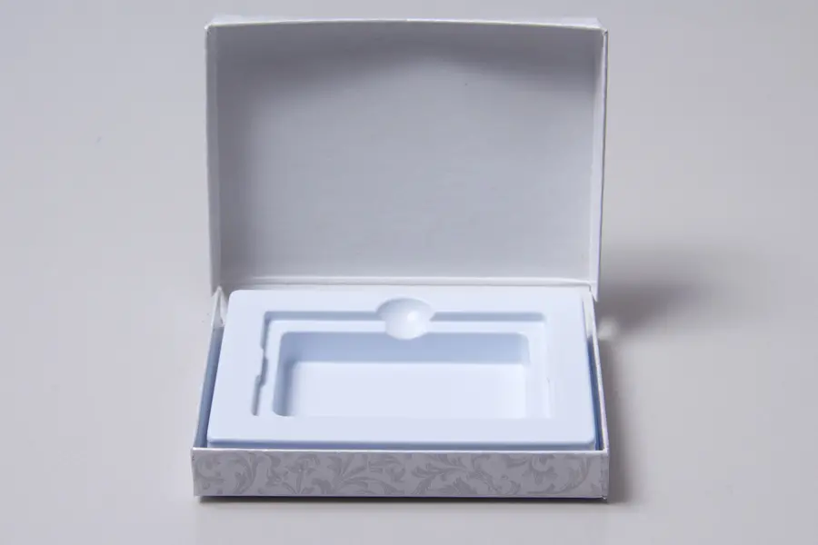 4-5/8L x 3-3/8W x 5/8H, Flip-Boxes Gift Card Boxes - Plastic Insert, Pearl Lace