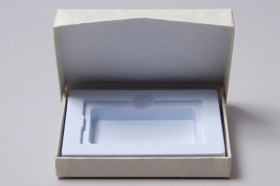4-5/8L x 3-3/8W x 5/8H, Flip-Boxes Gift Card Boxes - Plastic Insert, Ivory Rib