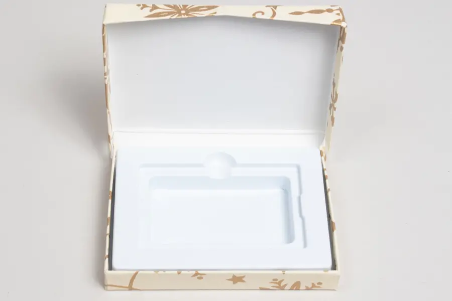 4-5/8L x 3-3/8W x 5/8H, Flip-Boxes Gift Card Boxes - Plastic Insert, Golden Snow