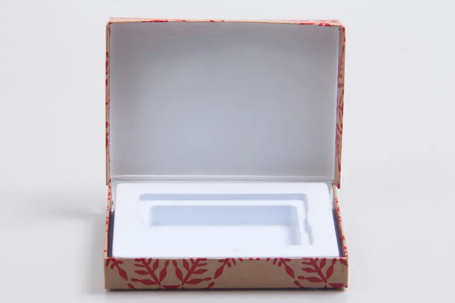 4-5/8L x 3-3/8W x 5/8H, Flip-Boxes Gift Card Boxes - Plastic Insert, Krafty Red Snowflake