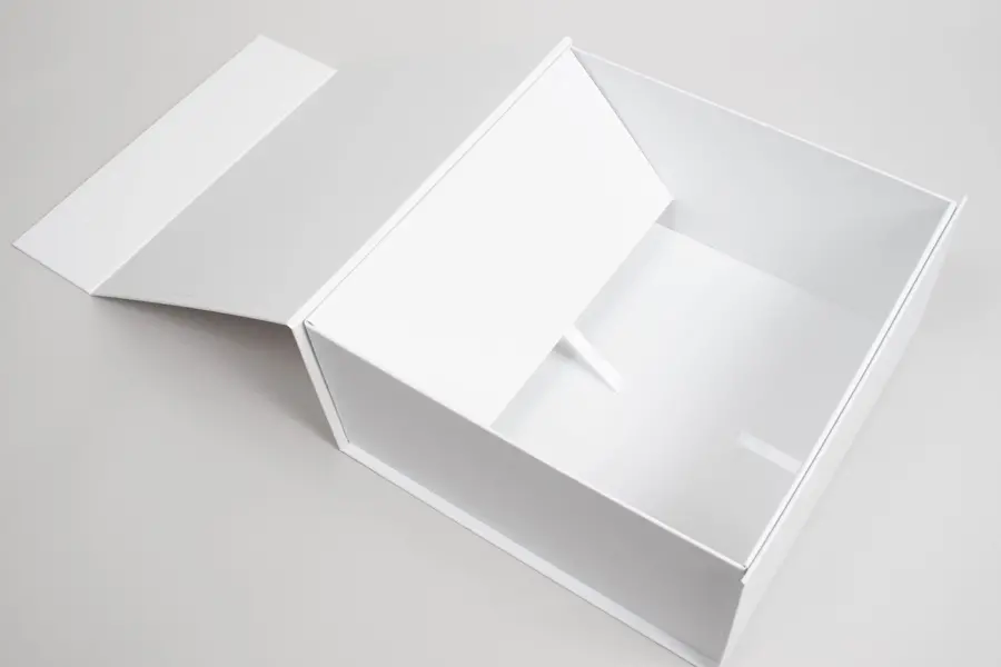 9-1/2L x 9-1/2W x 4-5/7H, Vogue Series 7 Panel Matte Magnetic Boxes, Matte White