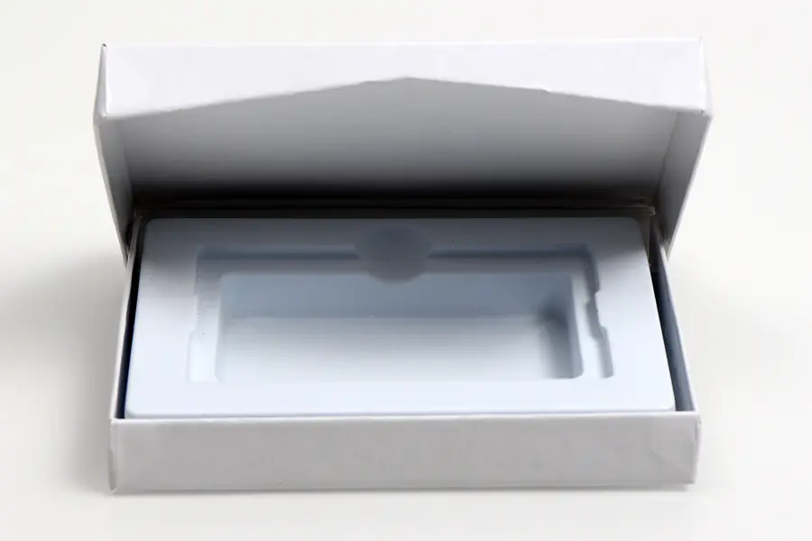 4-5/8L x 3-3/8W x 5/8H, Flip-Boxes Gift Card Boxes - Plastic Insert, White Ice